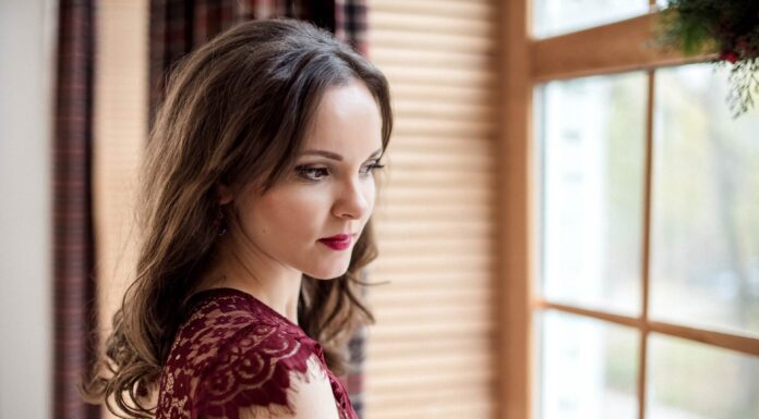 КАК ПОНЯТЬ, ЧТО ТЫ ЕМУ НРАВИШЬСЯ: 4 СПОСОБА